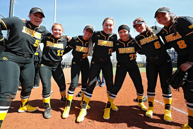 2095566b-20220327_iowa_softball_vs_wisconsin_006