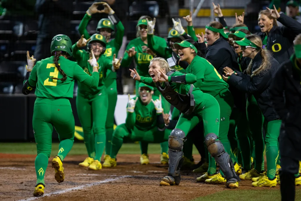 e3532458-321d-4147-9628-9c0377554221-043022_EUG_UO_Softball_4